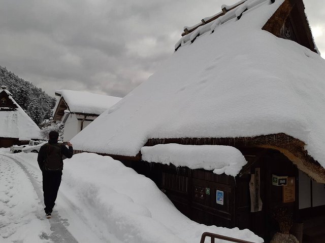雪が美しいかやぶきの里。冬の京都・美山の景色